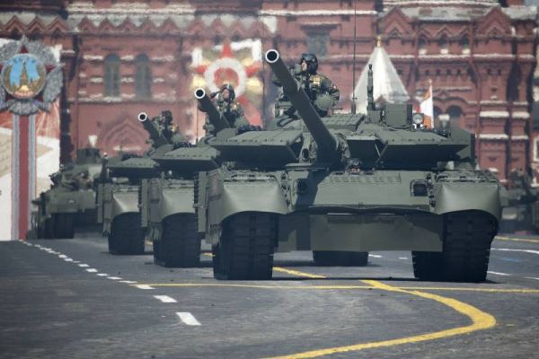 Бронетехника для Арктики: основной боевой танк Т-80БВМ идет в войска