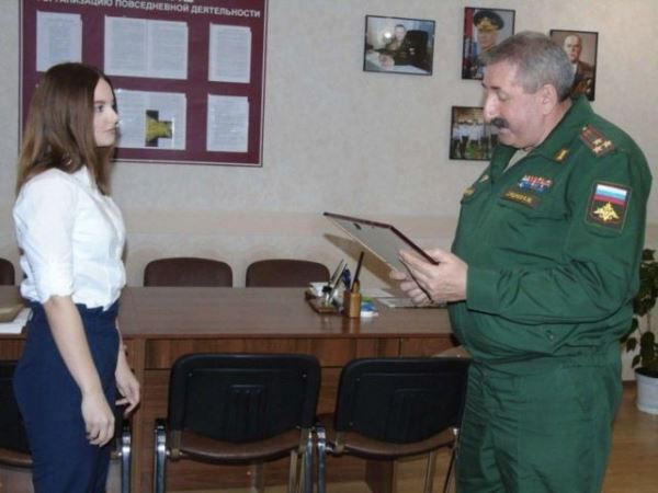 <br />
							В Курской области 17-летняя Анна Целикова привела более 30 призывников в военкомат (3 фото)
<p>					