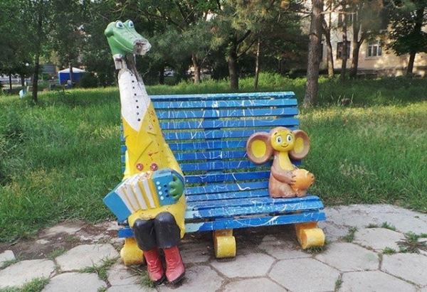 <br />
							Образы Чебурашки и крокодила Гены в оформлении дворов России (20 фото)
<p>					