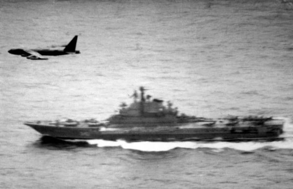Американские бомбардировщики против советских авианосцев