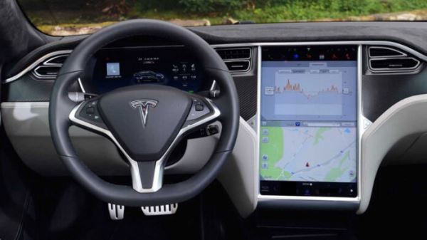 Водители делятся первыми впечатлениями от «полноценного автопилота» Tesla