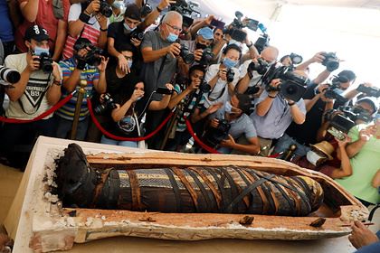 В Египте вскрыли саркофаг с захороненной 2500 лет назад мумией